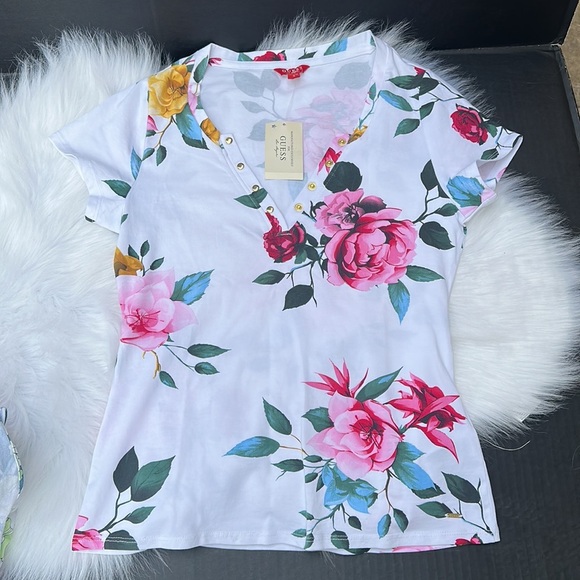 New GUESS Cerise Studded Split-Neck Top FLORAL - Picture 1 of 5